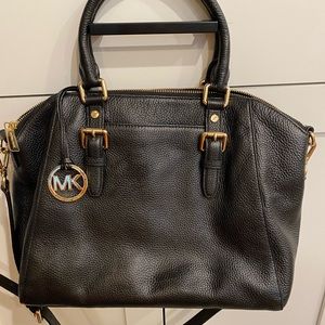 Black purse, gently used, excellent condition